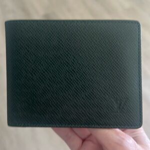 Louis Vuitton Men’s Taiga Leather Bifold Wallet Dark Green Looks Black
